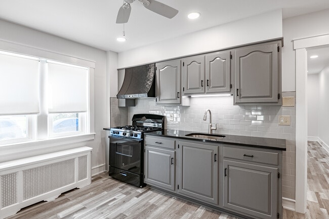 Photo - 910 E Bellevue Ave Unit 1 East - First Floor