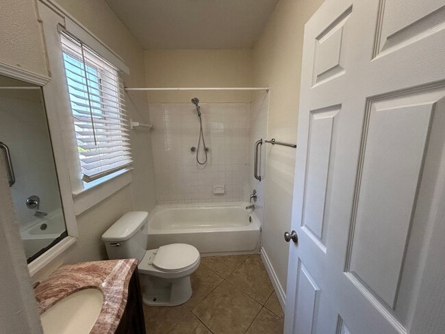 Photo - Large 3/2 Close to Downtown