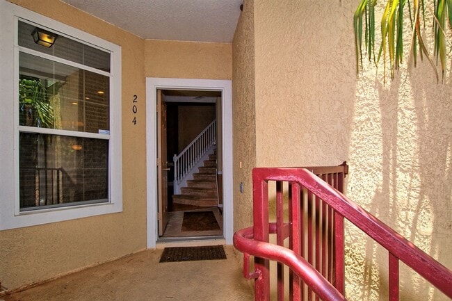 Building Photo - Great Location! 2 story Townhouse with 1 c...