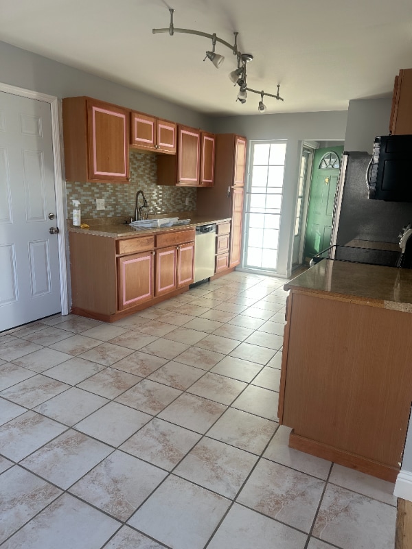 Photo - 667 Beldon Way