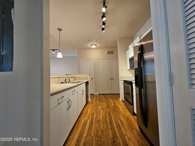 8290 Gate Pkwy W Unit 806