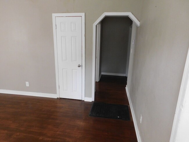 Photo - 1 Bed 1 Bath Duplex w/ Washer Dryer hookup House
