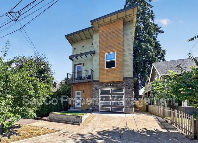 Photo - 832 SE Cedar St
