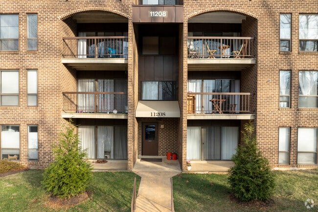 Entrance - Chestnut Grove Condominiums