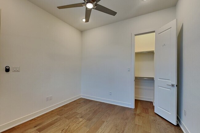 112 E Oscar Dr
