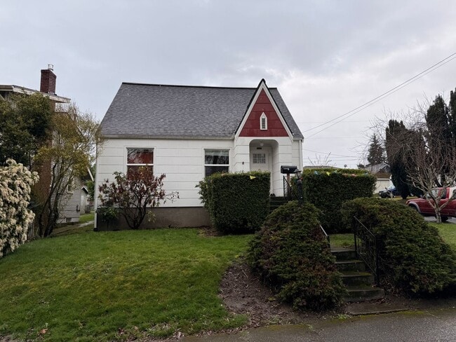 Building Photo - Beautiful home in York Neighborhood!