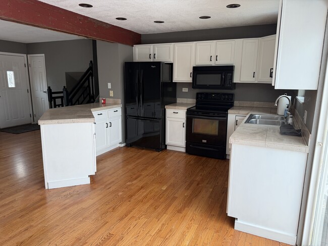 Photo - 10538 Queen St