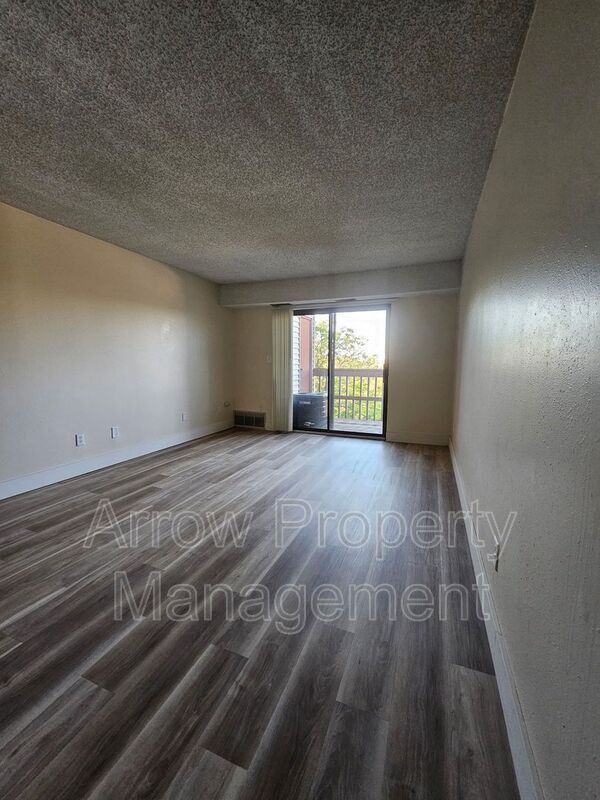 Photo - 1300 E H St