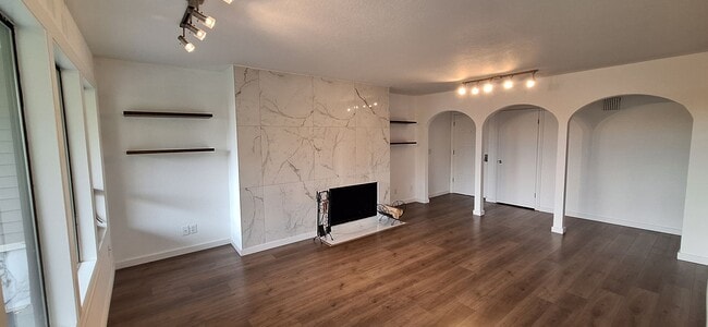Photo - Luxurious 2-Bed, 2-Bath Condo with Spectacular Views and Designer Upgrades in Kirkland!!