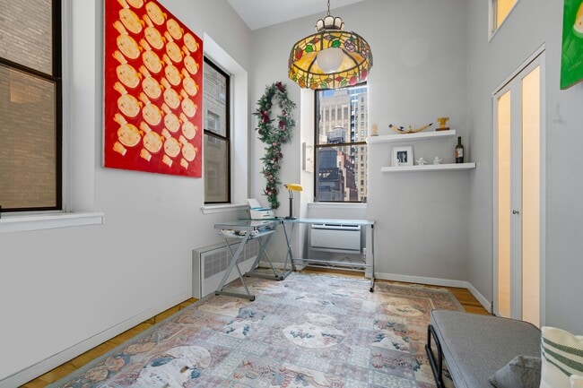 Photo - 32 W 40th St