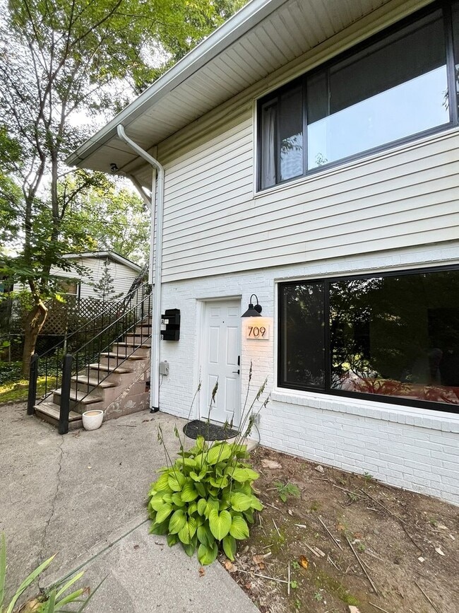 Building Photo - 709 Nelson Dr Unit B
