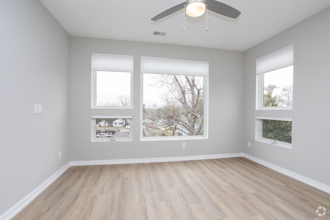 2BR, 2BA - 944SF - Primary Bedroom - Mid Castle