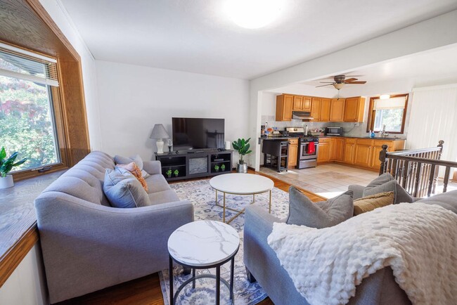 Building Photo - 2536 E 8th St Unit 1