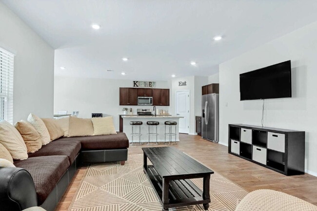 Building Photo - "Charming 4-Bedroom Retreat with Spacious ... Rental