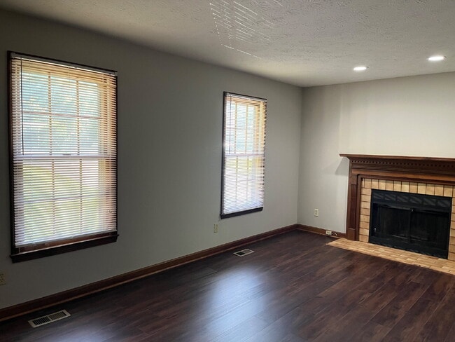 Photo - "Charming 3-Bedroom Retreat in Nashville – Spacious 1,149 Sq Ft with 1.5 Baths!"
