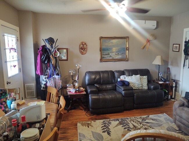 Photo - 609 E Water St Unidad west