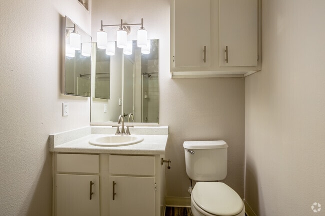 2BR, 2BA - 920SF
