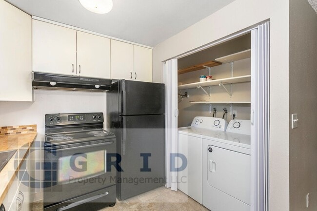 Building Photo - Two Bedroom Apartment Available - Private Yard Space - $500 MOVE IN SPECIAL! Unit 7033