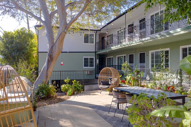 Courtyard/Grilling Area