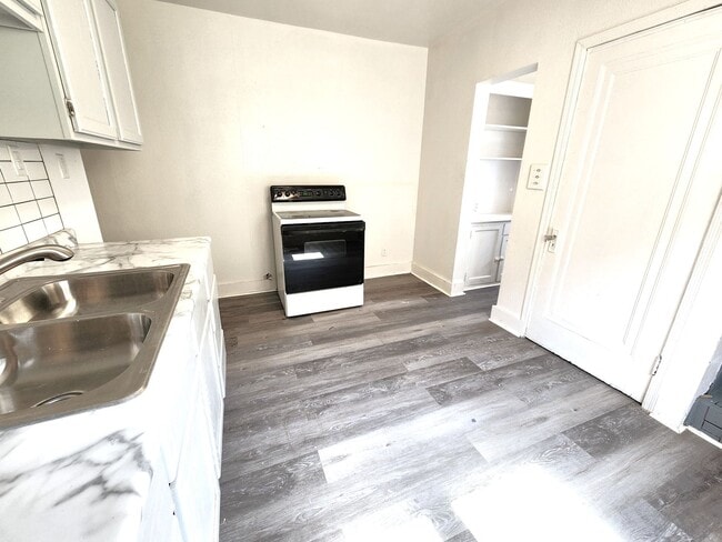 Photo - 5 bedroom single family - Available now!