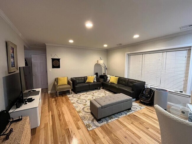 Building Photo - 152 Newton St Unit 6