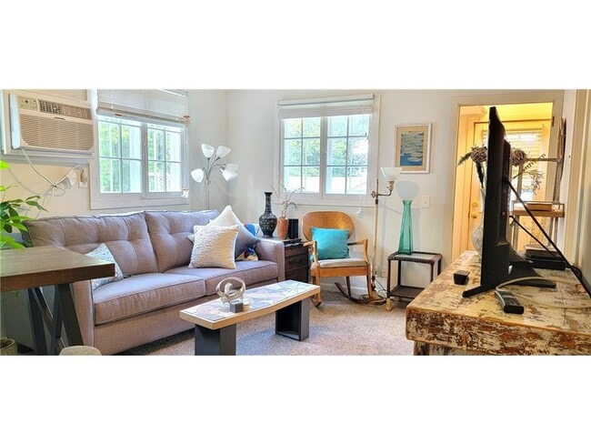 Photo - 2335 Hemlock Ln N