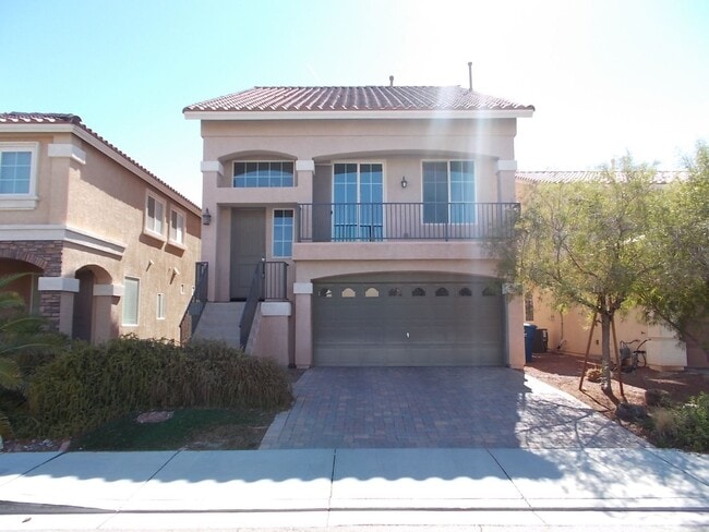 Building Photo - Modern Tri-Level Home with Spacious Layout...