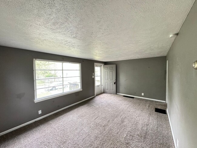 Building Photo - 2-Bedroom, 1-Bathroom Home – $995/Month