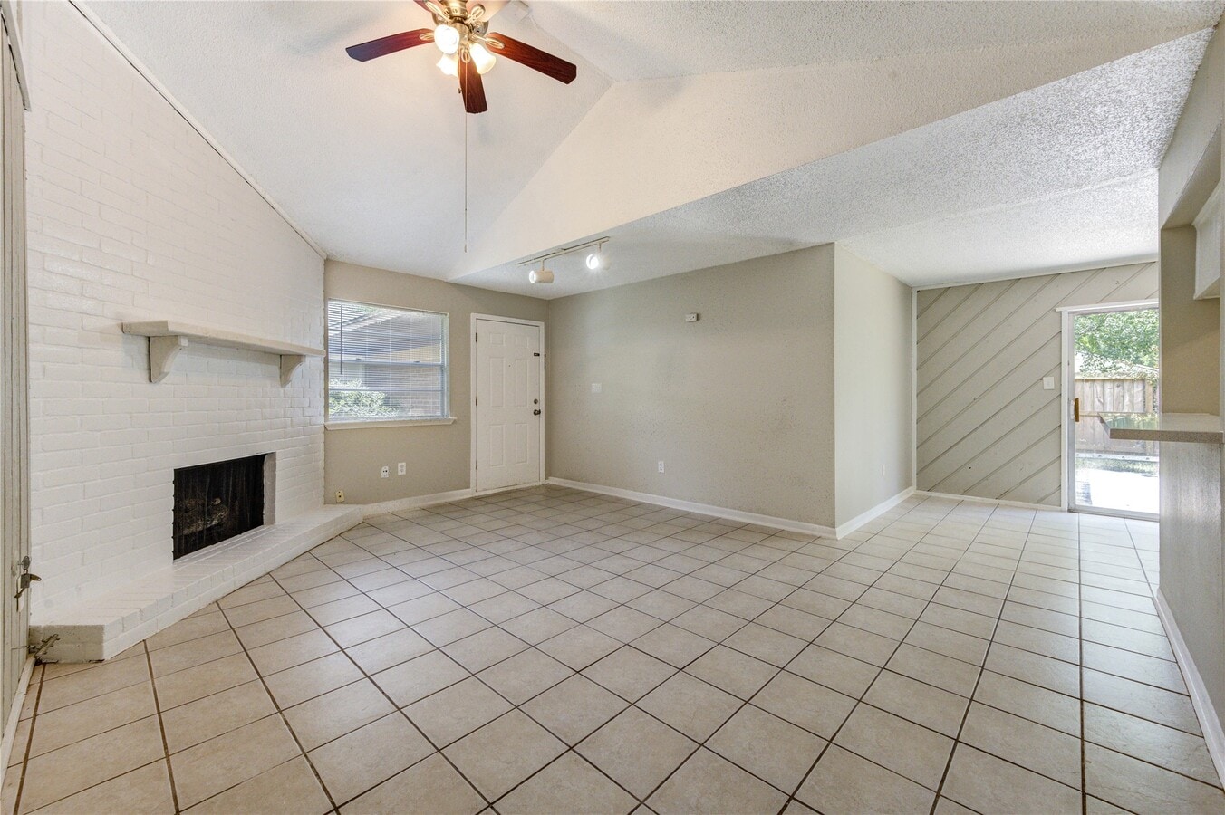 Photo - 212 Quaker Dr