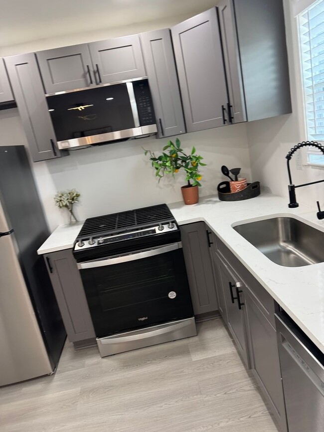 Photo - 3475 Meadowlane Pl SW