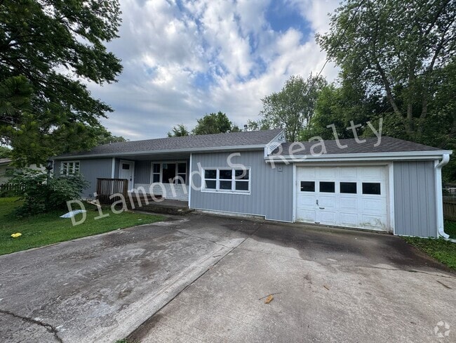 Building Photo - 3 bedroom home near Mercy!