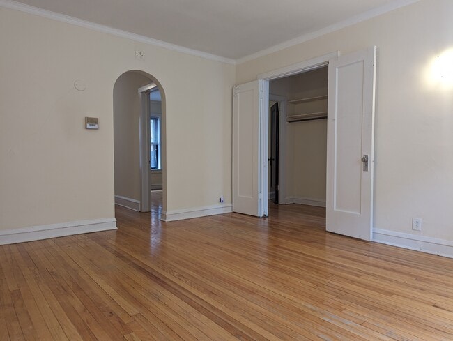 Building Photo - 2122 W Ainslie St Rental