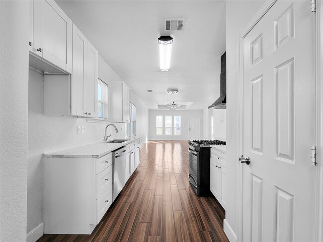 Photo - 8135 Chateau St