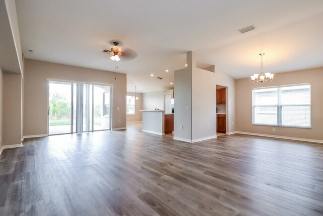Photo - 4545 Marchmont Blvd