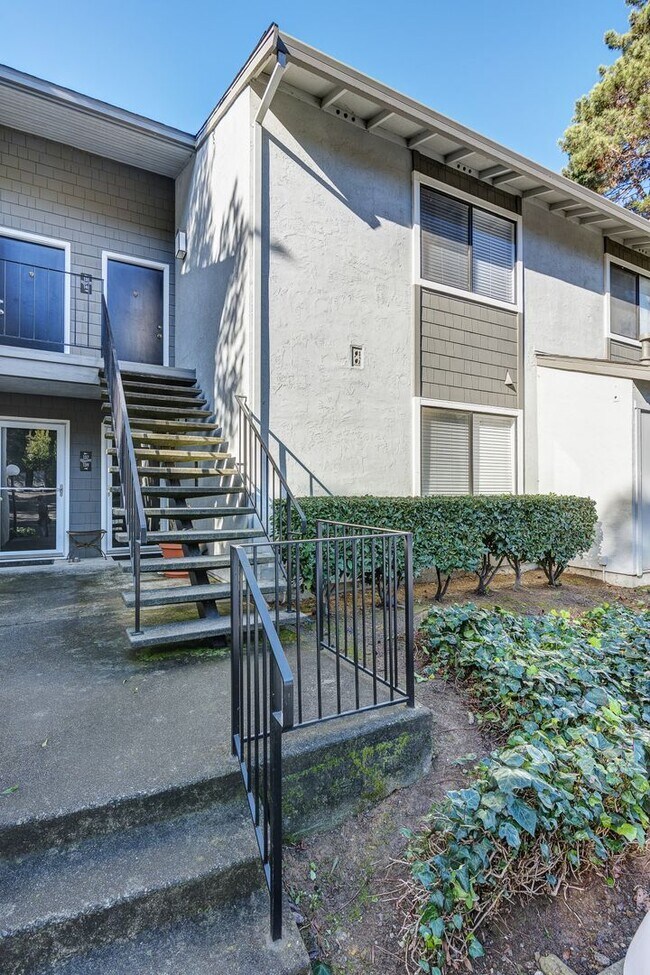 Photo - Upstairs, 1 bedroom, Benicia Highlands on Cambridge Drive