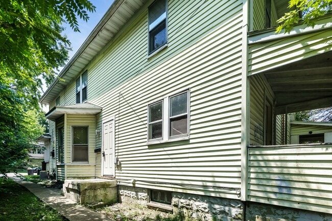 1606/1608 W High St.