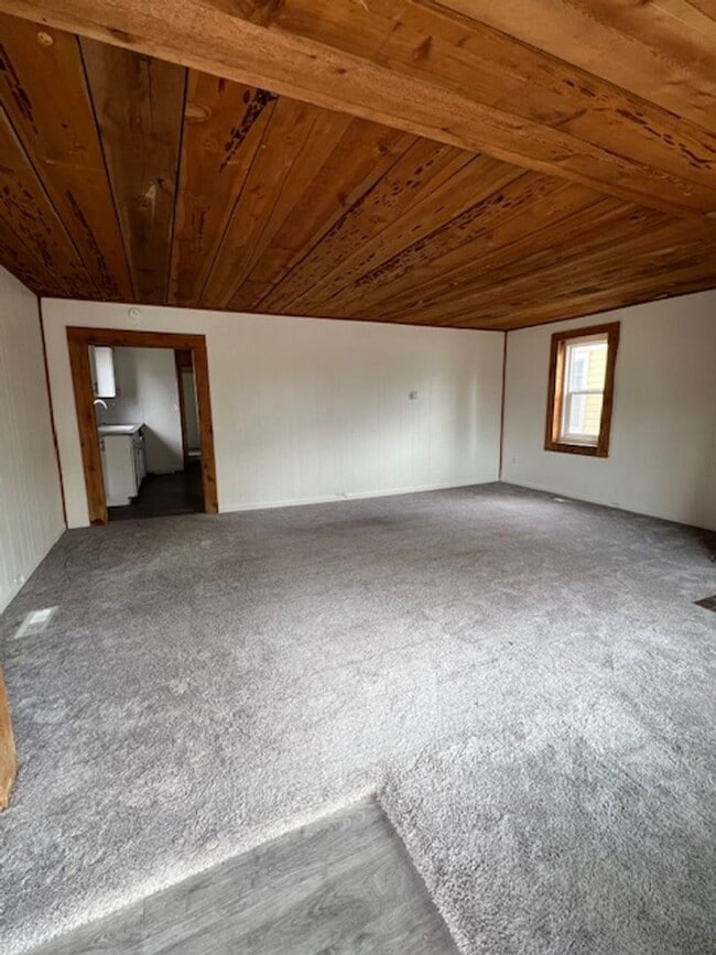 Building Photo - 2 Bedroom 1 Bath with W/D Hook Ups!