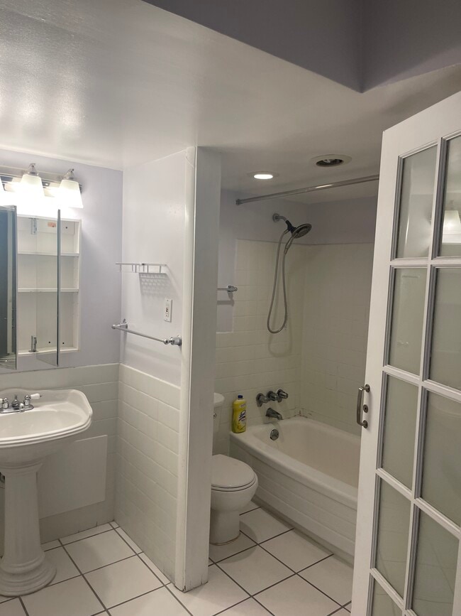 Baño grande - 1420 N St NW Unidad 515