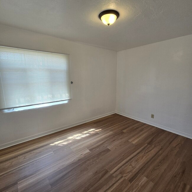 Photo - 335 Monroe St NE