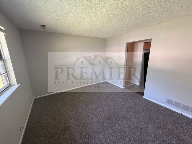 Photo - 240 W Kump Ave
