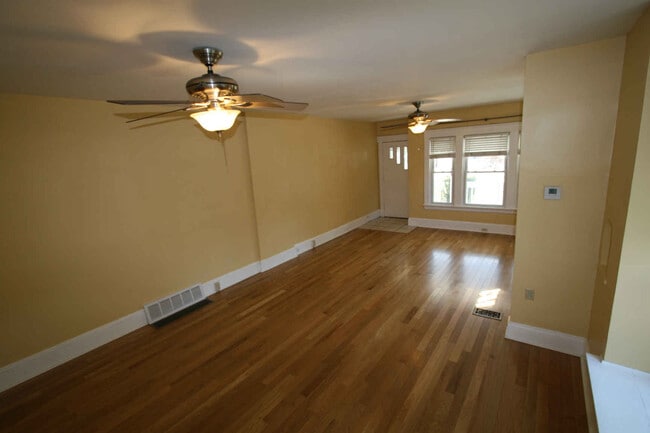 Building Photo - 1357 Riverside Dr Rental
