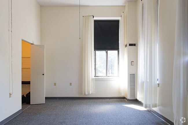 1BR, 1BA - 500 SF