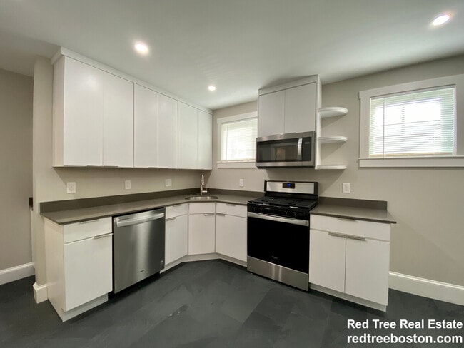 Building Photo - 32 Elmer St Unit 1