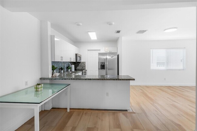 Photo - 343 Van Buren St Unidad 6