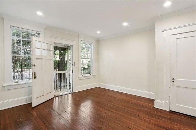 Photo - 385 10th St NE