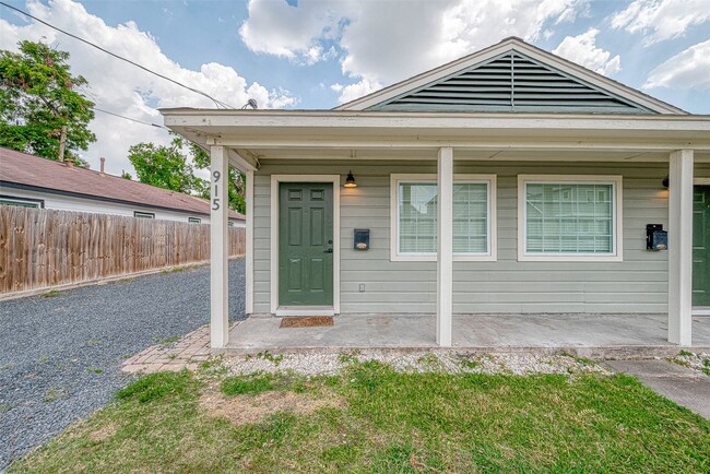 Photo - 915 Adele St