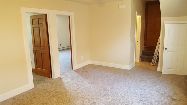 SALA DE ESTAR - 55 E Courtney St Unidad LOWER FRONT