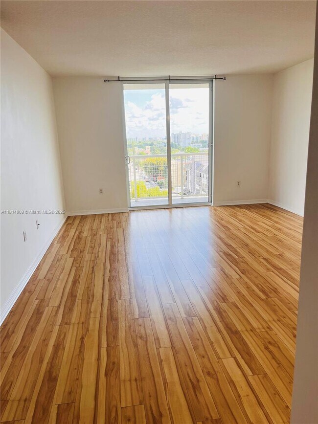 Building Photo - 900 SW 8th St Unit 806 Rental