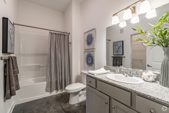 2BR, 2BA - 926SF - Primary Bathroom