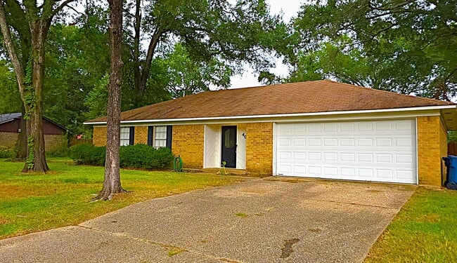 Building Photo - Charming Home in the Heart of Whitehouse!